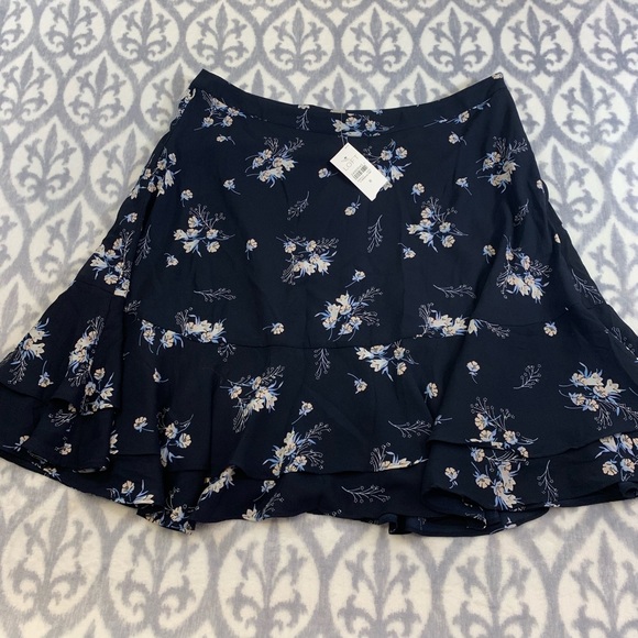 LOFT Dresses & Skirts - NWT Loft flowy skirt with side zip